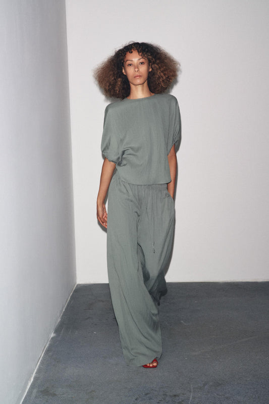 Blusa da donna con maniche a sbuffo regolabili e scollo rotondo, tessuto morbido collezione ZW