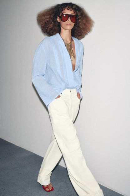 Camicia oversize testurizzata da donna con pieghe frontali e orlo asimmetrico, collezione ZW