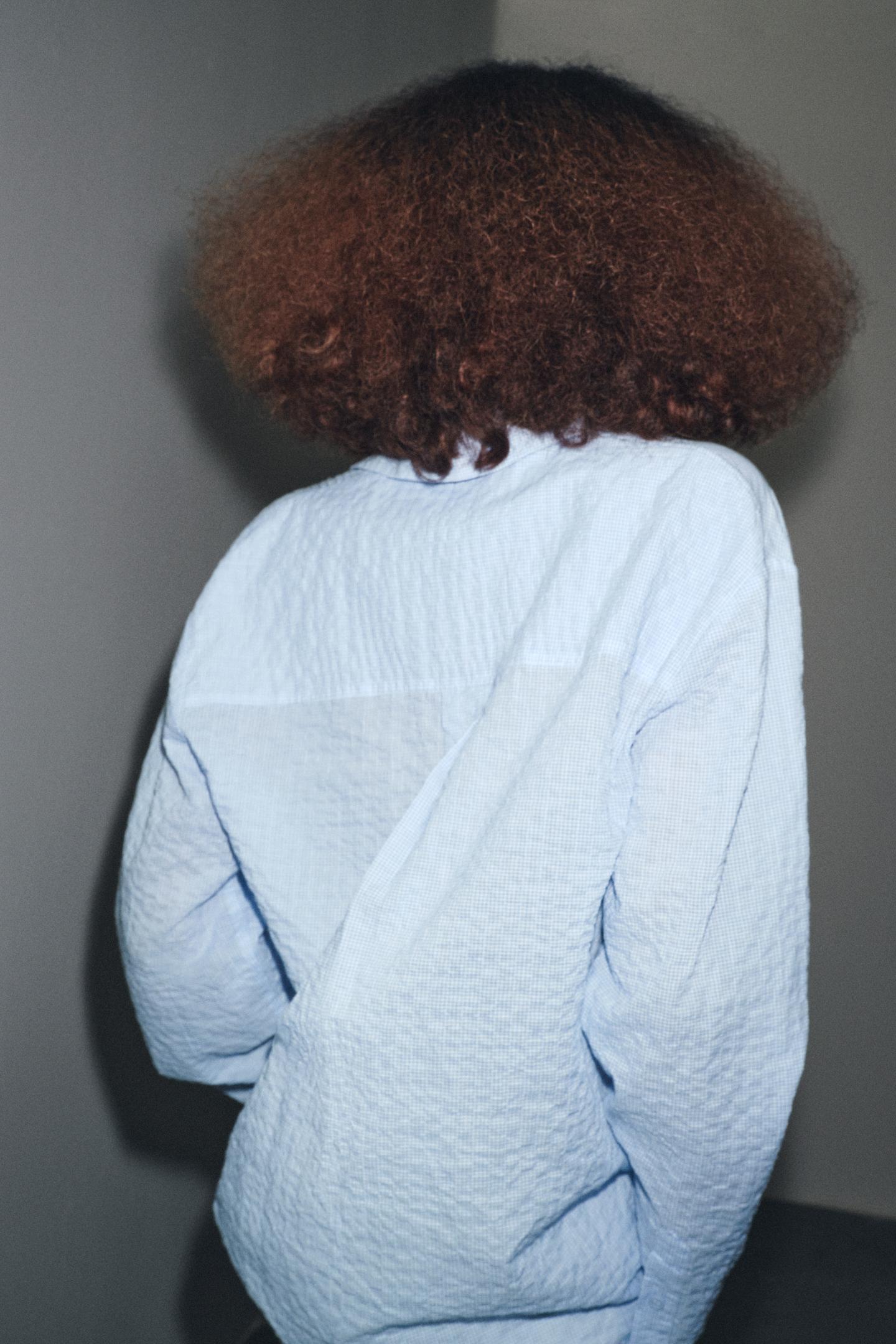 Camicia oversize testurizzata da donna con pieghe frontali e orlo asimmetrico, collezione ZW